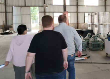 عميل برازيلي يزور مصنع كيريدي للمعدات الثقيلة ويوقع اتفاقية شراء لودر انزلاقي مجنزر